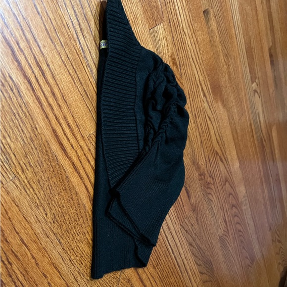 Beautifully made black shrug in excellent quality. - Picture 4 of 5